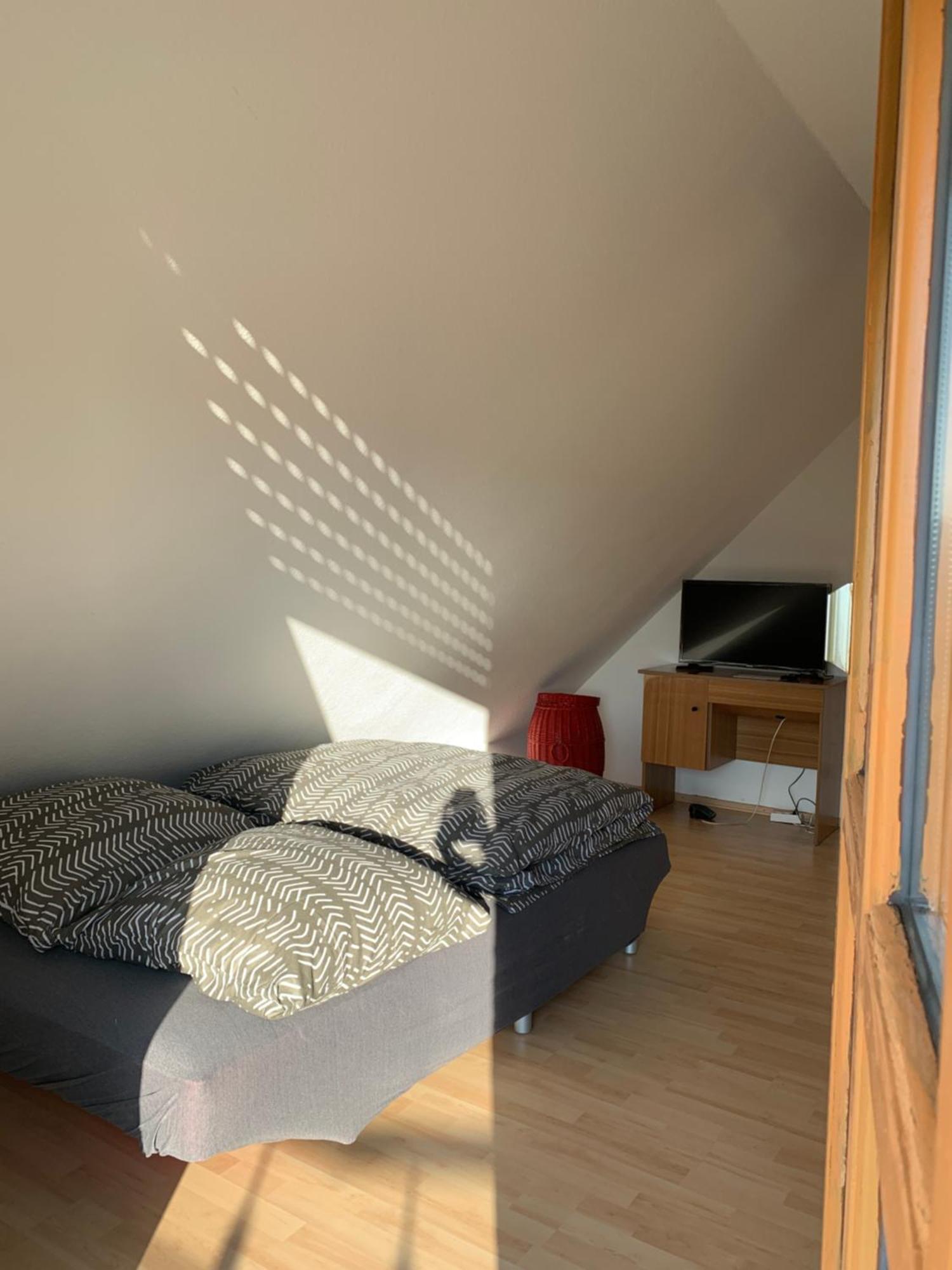 Kleines Dachzimmer Mit Balkon Feucht