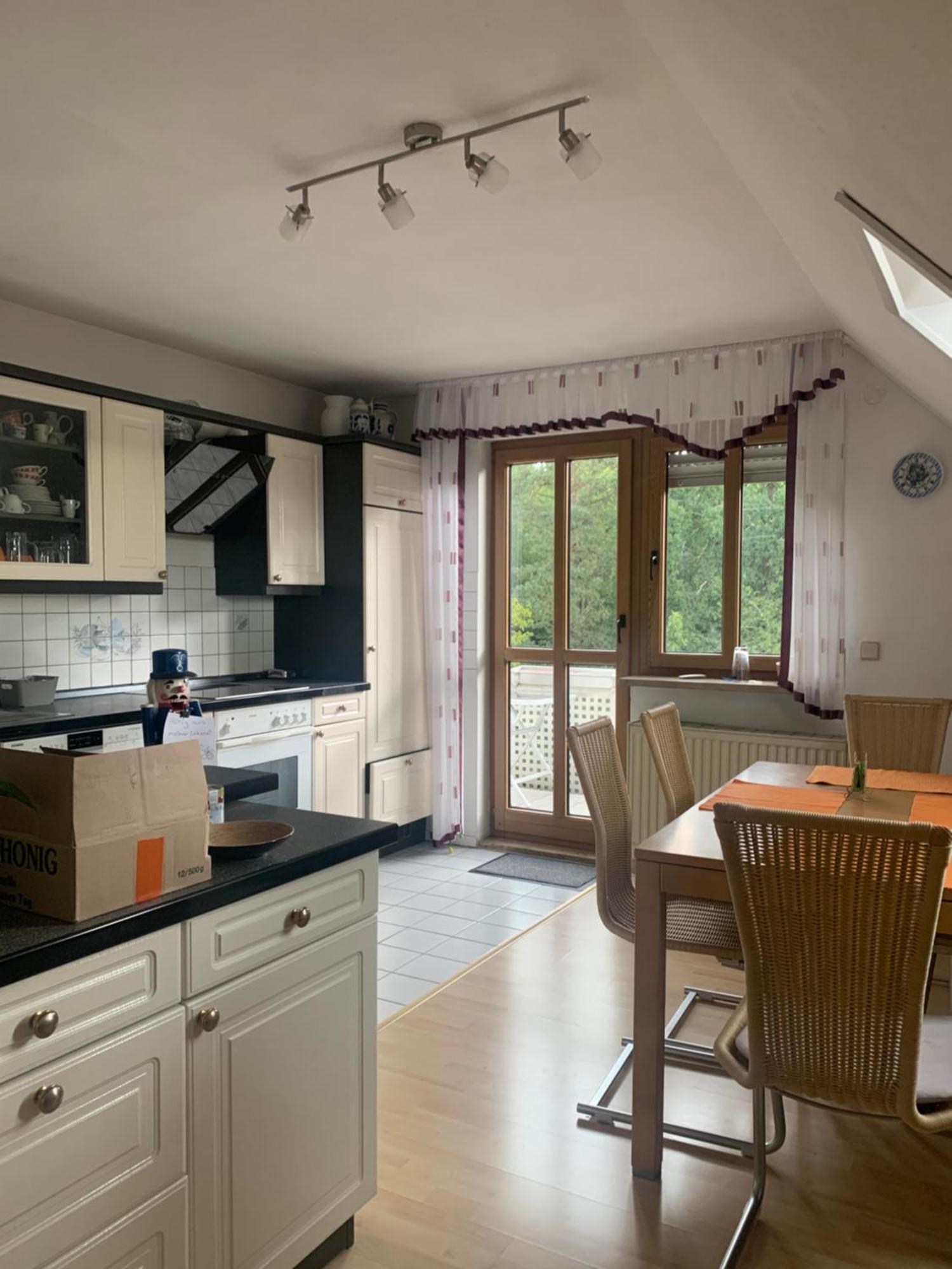 Homestay Kleines Dachzimmer Mit Balkon Feucht